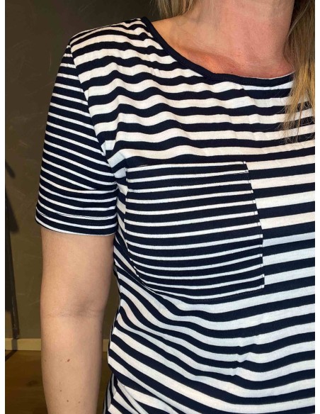 Detaljebillede af halsudskæring på TIPPY Design t-shirt" TIPPY