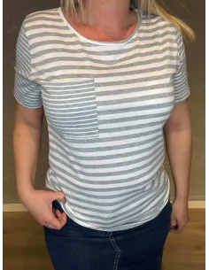 TIPPY Design stribet t-shirt i grå og hvid, casual pasform med brystlomme, perfekt til den moderne kvinde" 2