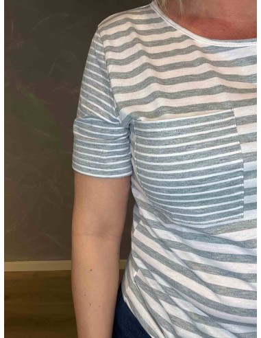 "Nærbillede af stribedetaljer og brystlomme på t-shirt" TIPPY