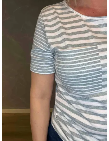 "Nærbillede af stribedetaljer og brystlomme på t-shirt" TIPPY