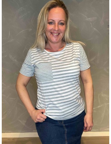 TIPPY Design stribet t-shirt i grå og hvid, casual pasform med brystlomme, perfekt til den moderne kvinde"