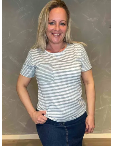 TIPPY Design stribet t-shirt i grå og hvid, casual pasform med brystlomme, perfekt til den moderne kvinde"
