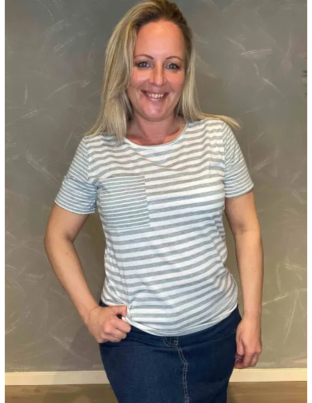TIPPY Design stribet t-shirt i grå og hvid, casual pasform med brystlomme, perfekt til den moderne kvinde"