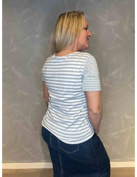 "Bagside af stribet t-shirt, viser komfortabel pasform" TIPPY