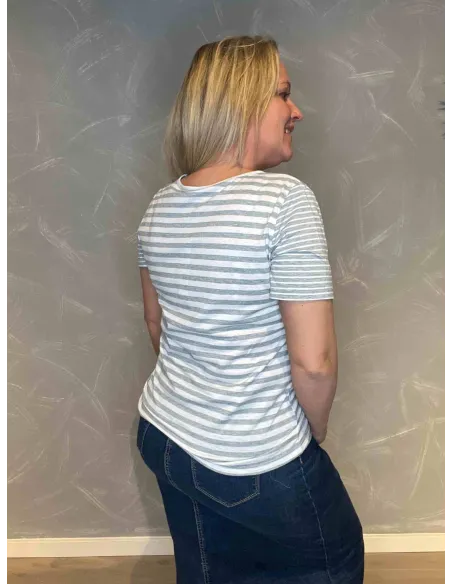 "Bagside af stribet t-shirt, viser komfortabel pasform" TIPPY