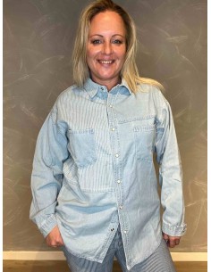 TIPPY Design oversize denim skjorte i lyseblå med stribedetaljer, afslappet pasform med lange ærmer og brystlommer. -TIPPY