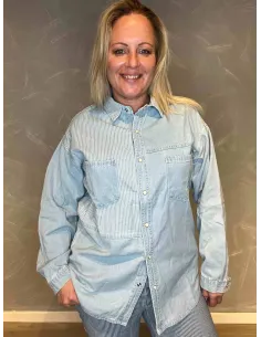 TIPPY Design oversize denim skjorte i lyseblå med stribedetaljer, afslappet pasform med lange ærmer og brystlommer. -TIPPY