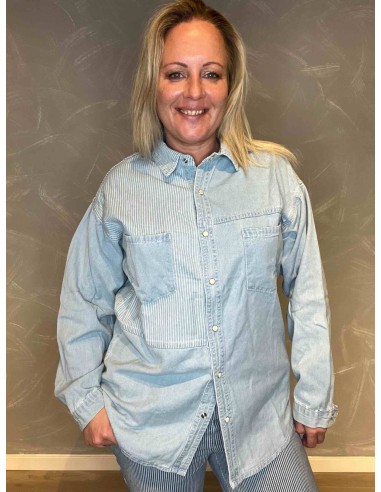 TIPPY Design oversize denim skjorte i lyseblå med stribedetaljer, afslappet pasform med lange ærmer og brystlommer. -TIPPY