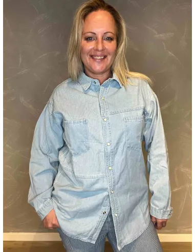 TIPPY Design oversize denim skjorte i lyseblå med stribedetaljer, afslappet pasform med lange ærmer og brystlommer. -TIPPY