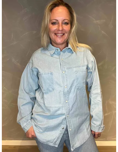 TIPPY Design oversize denim skjorte i lyseblå med stribedetaljer, afslappet pasform med lange ærmer og brystlommer. -TIPPY
