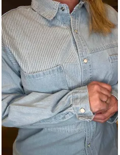 TIPPY Design oversize denim skjorte i lyseblå med stribedetaljer, afslappet pasform med lange ærmer og brystlommer. -TIPPY 2