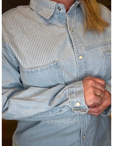 Detaljebillede af krave og knapper på TIPPY Design denim skjorte"-TIPPY