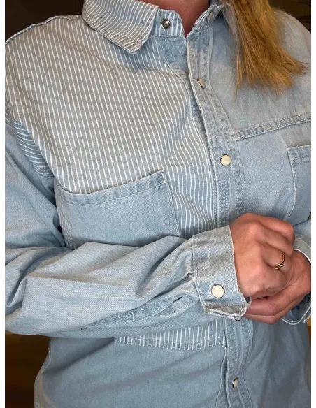 Detaljebillede af krave og knapper på TIPPY Design denim skjorte"-TIPPY
