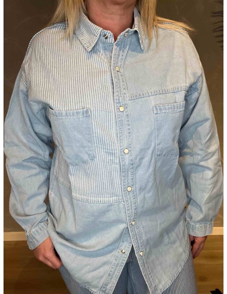 "Nærbillede af stribedetaljer og brystlommer på denim skjorte"-TIPPY