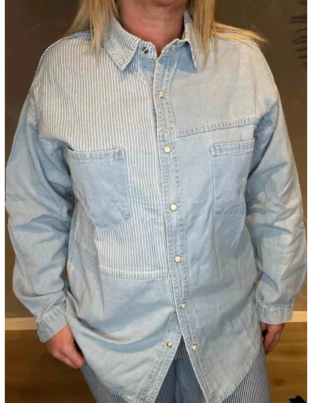 "Nærbillede af stribedetaljer og brystlommer på denim skjorte"-TIPPY