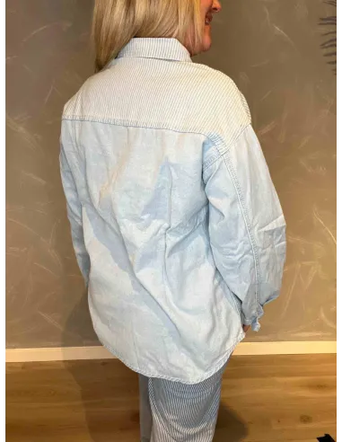 Bagside af denim skjorte, viser oversize pasform"-TIPPY