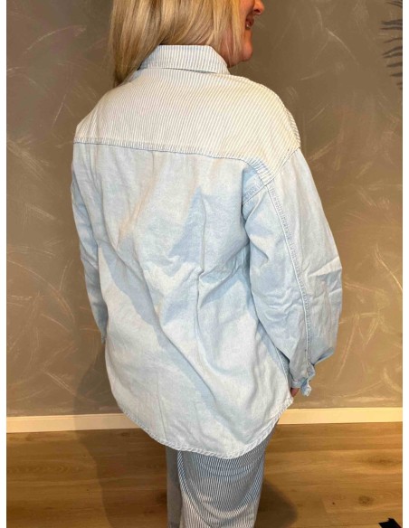 Bagside af denim skjorte, viser oversize pasform"-TIPPY