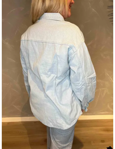 Bagside af denim skjorte, viser oversize pasform"-TIPPY