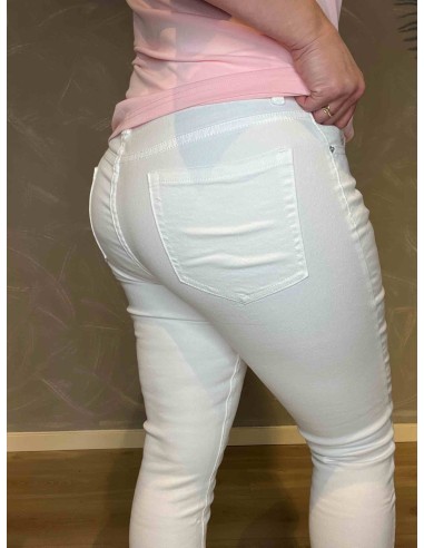 Bagside af hvide slim fit jeans, viser figurnær pasform