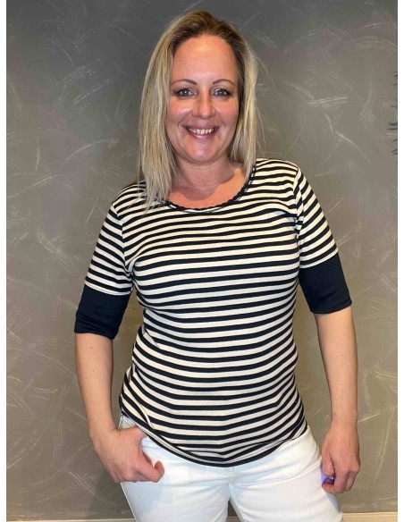 "Stribet bluse i hvid og navy med blondekant ved hals, tætsiddende pasform med 3/4 ærmer, vist på model (163 cm, str. M-L)"