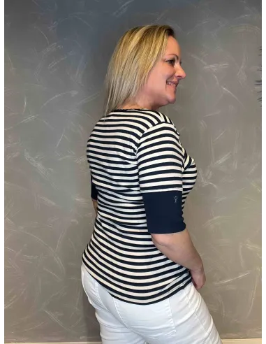 "Bagside af stribet bluse med blondekant, viser navy og hvide striber og 3/4 ærmer med navy manchetter" TIPPY