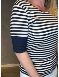 "Stribet bluse i hvid og navy med blondekant ved hals, tætsiddende pasform med 3/4 ærmer, vist på model (163 cm, str. M-L)" 2