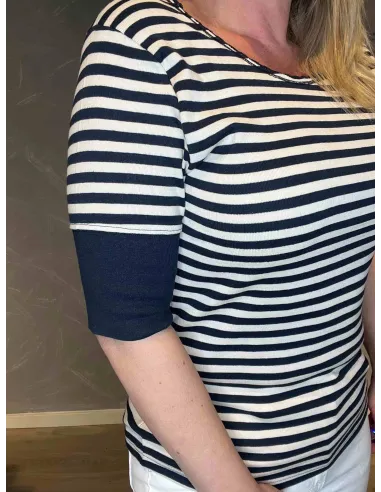 "Nærbillede af blondekant detalje ved halsudskæring på stribet bluse i hvid og navy" TIPPY