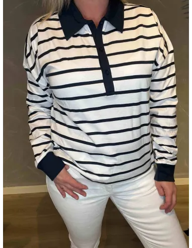 Nærbillede af stribet polo bluse som viser navy krave og knapper- TIPPY