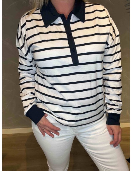 Nærbillede af stribet polo bluse som viser navy krave og knapper- TIPPY