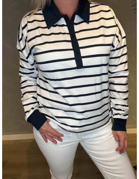 Nærbillede af stribet polo bluse som viser navy krave og knapper- TIPPY