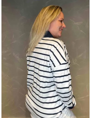 "Bagside af stribet polo bluse i hvid med navy striber, løs og komfortabel pasform" TIPPY