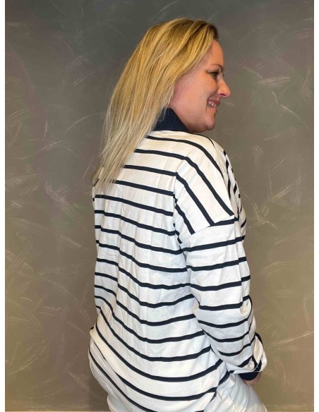 "Bagside af stribet polo bluse i hvid med navy striber, løs og komfortabel pasform" TIPPY