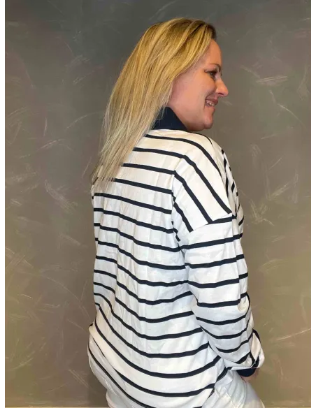 "Bagside af stribet polo bluse i hvid med navy striber, løs og komfortabel pasform" TIPPY