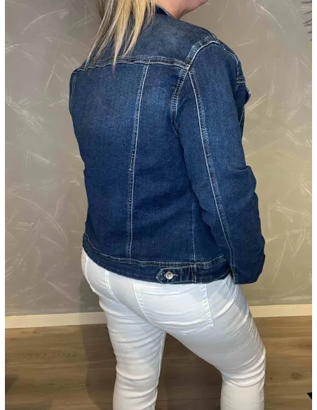 Klassisk cowboy jakke i mørk denim med knapper og brystlommer, perfekt pasform med stretch, bagfra