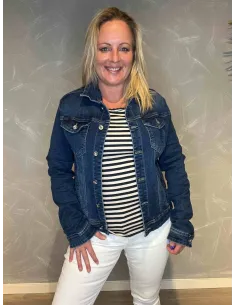 Klassisk cowboy jakke i mørk denim med knapper og brystlommer, perfekt pasform med stretch på model