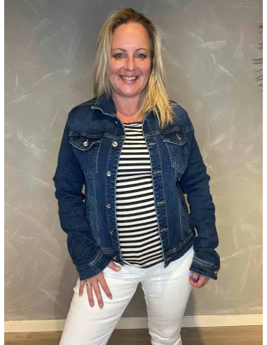 Klassisk cowboy jakke i mørk denim med knapper og brystlommer, perfekt pasform med stretch på model