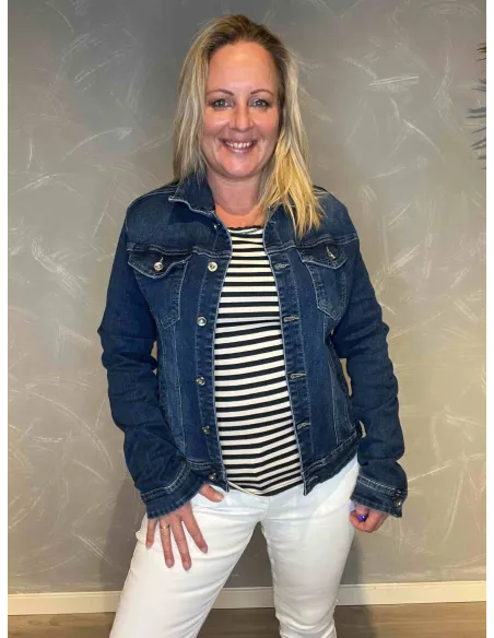 Klassisk cowboy jakke i mørk denim med knapper og brystlommer, perfekt pasform med stretch på model