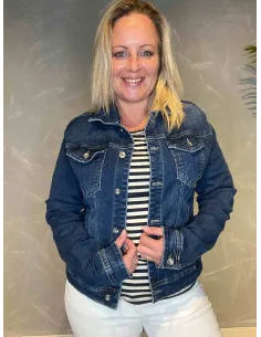 Klassisk cowboy jakke i mørk denim med knapper og brystlommer, perfekt pasform med stretch på model 2