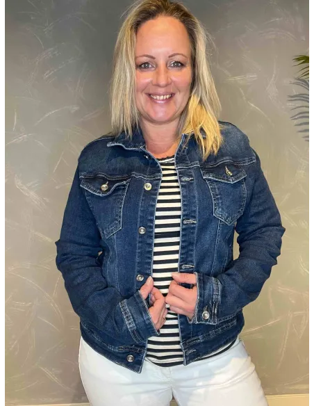 Klassisk cowboy jakke i mørk denim med knapper og brystlommer, perfekt pasform med stretch