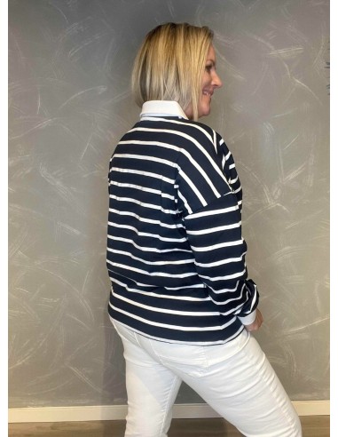 Hvide kontraster ved krave og ærmer på navy/hvid stribet polo bluse - TIPPY