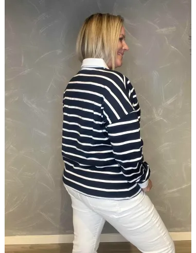 Hvide kontraster ved krave og ærmer på navy/hvid stribet polo bluse - TIPPY