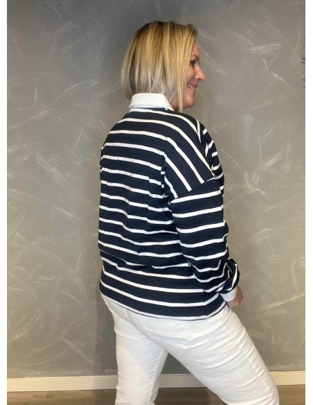 Hvide kontraster ved krave og ærmer på navy/hvid stribet polo bluse - TIPPY