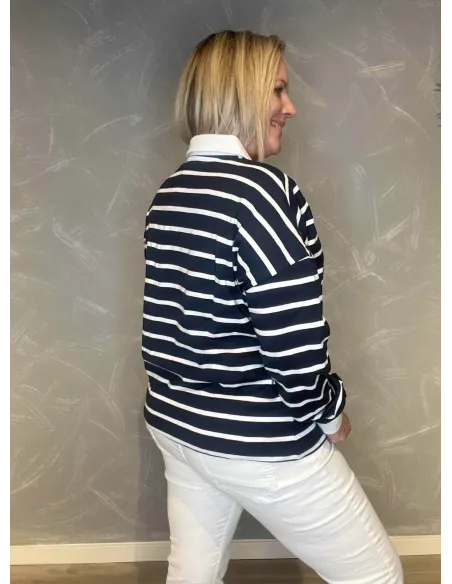 Hvide kontraster ved krave og ærmer på navy/hvid stribet polo bluse - TIPPY