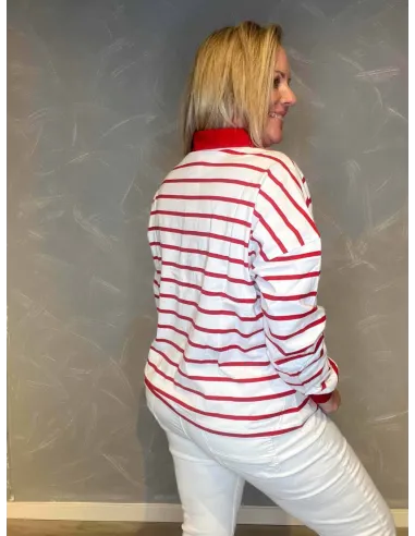 Rød ribkant ved ærmer og knaplukning på hvid/rød stribet polo bluse, vist bagfra -TIPPY