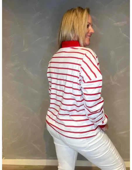 Rød ribkant ved ærmer og knaplukning på hvid/rød stribet polo bluse, vist bagfra -TIPPY