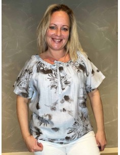"CATWALK bluse med moderne print og bindedetalje, viser den feminine silhuet"