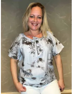 "CATWALK bluse med moderne print og bindedetalje, viser den feminine silhuet"
