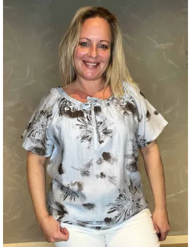"CATWALK bluse med moderne print og bindedetalje, viser den feminine silhuet"