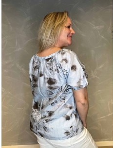 "CATWALK bluse med moderne print og bindedetalje, viser den feminine silhuet" 2