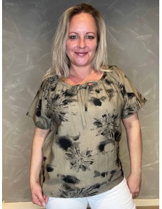 "CATWALK bluse med moderne print og bindedetalje, viser den feminine silhuet"